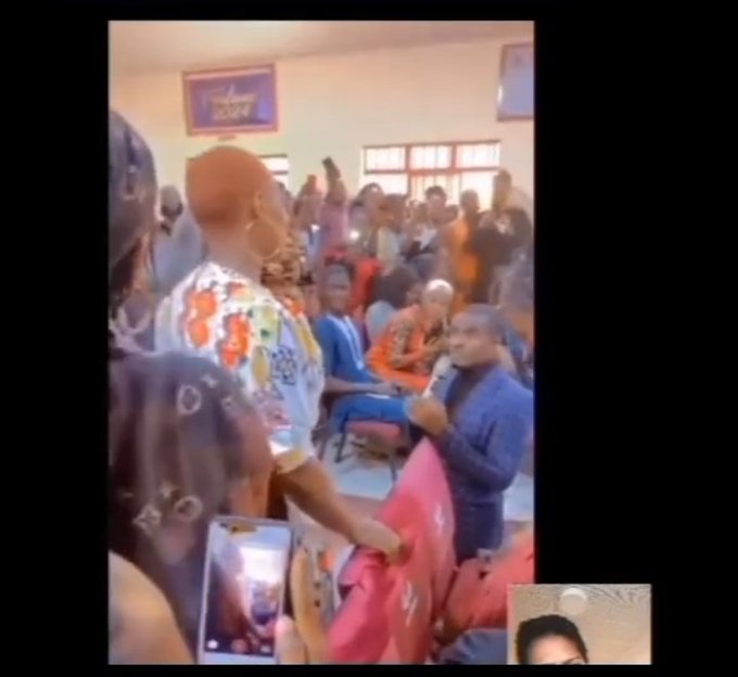 Drama in a church as a pastor knelt to propose and was rejected infront of his congregation (Watch Video)