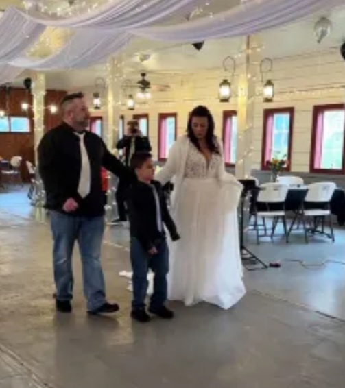 Sad as beautiful bride makes grand entrance only to find no one turned up to her wedding (watch video)