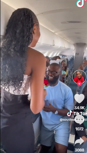 Man proposes to fiancee on Air Flight (Watch Video)