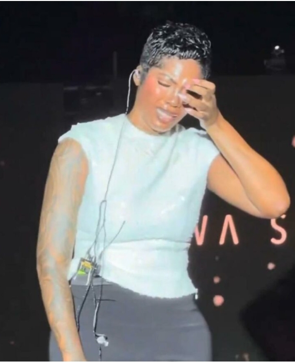Watch emotional moment as Nigerian artist Tiwa Savage breaks down on stage while performing ‘Somebody’s Son’