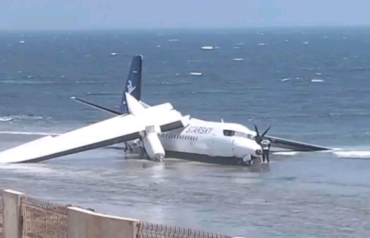 50 Rescued After Plane Crash-Lands Off Mogadishu Coast in Somalia